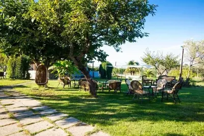 Image de Almond tree. Rustic 7/9 p. country house with pool and garden