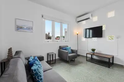 Image de Beach House | Nice Pool | Pet Friendly | Free Parking