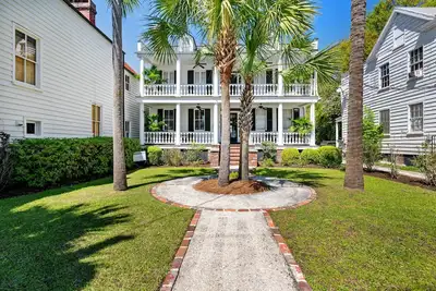 Image de Ivy Manor | Dt Oasis + Carriage House!