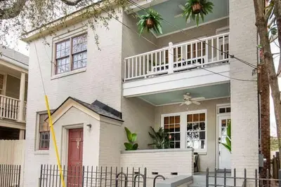 Image de Explore Downtown King St - 12 Bedrooms/7. 5 Baths!