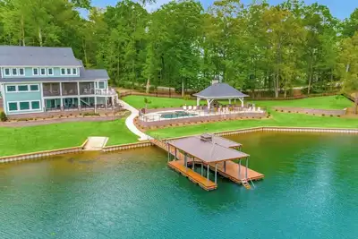 Image de Incredible 10 Br home with pool