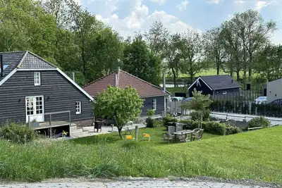 Image de Rust en Ruimte in een Knusse Cottage aan de Lek Naast Werk aan het Spoel