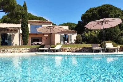 Image de Villa proche plage au calme avec vue, jardin & piscine débordement