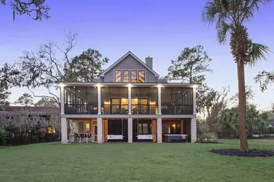 Image de Luxurious Lakefront Home | Hot Tub + Game Room