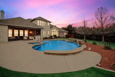 Image de Lakefront Mansion with Pool and Cinema