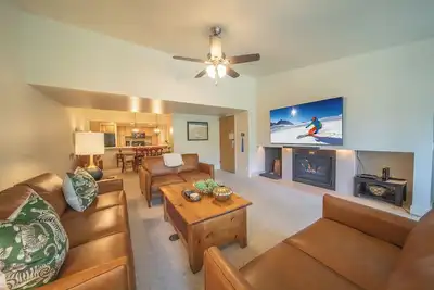 Image de Spacious 2 story condo, Hot tub on site!