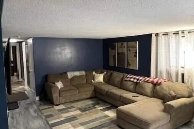 Image de Entire lower level just off Interstate, free breakfast