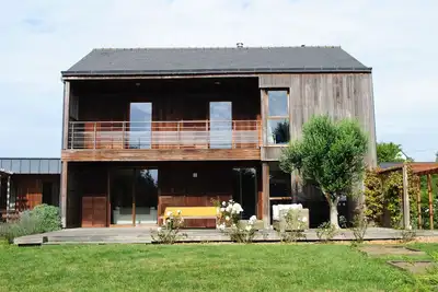 Image de Maison d'architecte en bois, jacuzzi, 200 m2, 4 chambres, 3 Sdb, en bord de mer