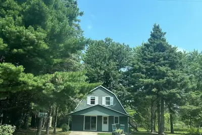 Image de Family friendly lakeside cottage, stunning views!