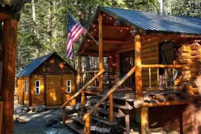 Image de Cozy Mazama cabin nestled in the woods in the North Cascade Pet Friendly!