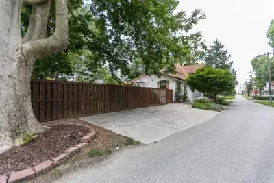 Image de Music Room Basement Apartment w/ Private Entrance