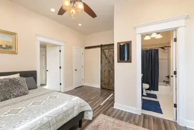 Image de Renovated 100+ year old Benton Ave. Bungalow