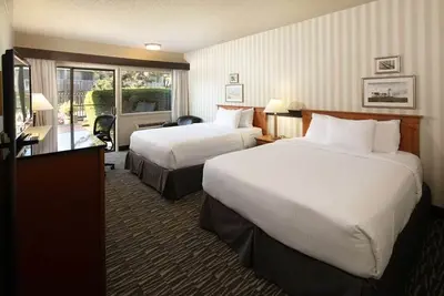 Image de Your Bellevue Escape Awaits! Pet-friendly Accommodation with Complimentary BFast