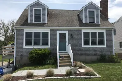 Image de 88 Town Neck Road - Pet-friendly home steps from beach with breathtaking views