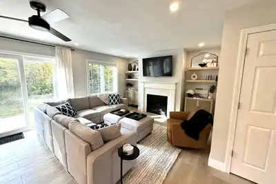 New Townhome, Minutes from Mtn & lakes. Hottub