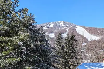 Image de New! Mt Snow Condo. Walk to lifts, pool, Hot tub