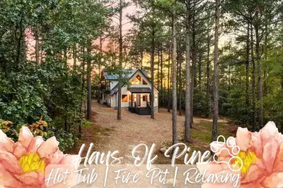 Image de Romantic Getaway, Modern Cabin, Fire Pit & Hot Tub