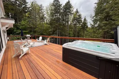 New-Lakehouse w/Hot Tub. Min from town and Skiing