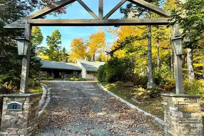 New! Custom Chalet minutes from Mt Snow w/ Hottub