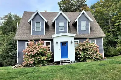 New! Min from Mt & Town. Hot tub, Stream + privacy