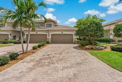 Image de Fully Furnished 3 Bedroom/2 Bath Coach Home w/ 2-car garage & Golf Course View!