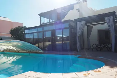 Image de Villa de luxe de style canari avec immense piscine couverte Ă Costa Teguise