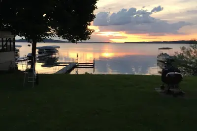 Image de Classic Green Lake cottage, lakefront, screened boathouse deck, dock, swimming
