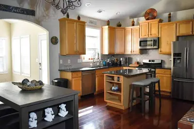 Image de Spacious 4br4ba Home Dual Kitchens & Gamerooms