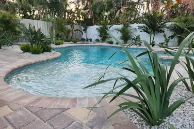 Image de Backyard Oasis with only steps to the beach - Comfy, cozy cottage - 3bed/2bath