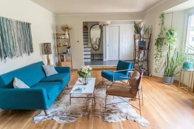 Image de Spacious and Private Mid-Century Home\n