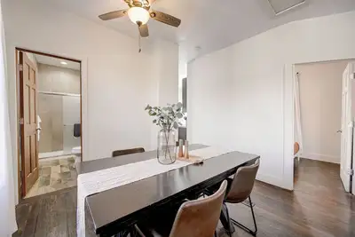 Image de Renovated Luxury Apt~ free on-site parking