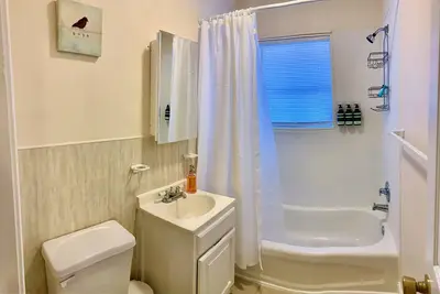 Image de Cozy & Clean 2b/1b in Midtown – 22b