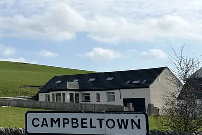 Image de Spacious 4 bedroom, private garden, 10 min stroll or 2 min drive to town centre.
