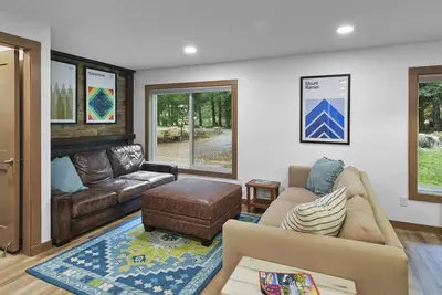Image de No Cleaning Fee! Newly renovated cabin near Mt. Rainier. Sleeps 10!