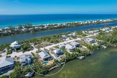 Luxury 3 bedroom pool home on Kettle Harbor!