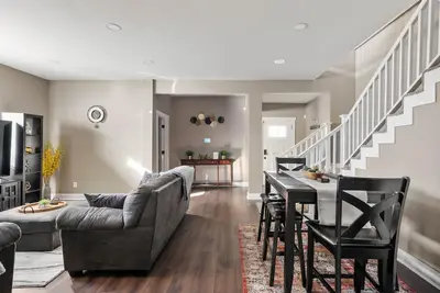 Image de 3 Mins to Downtown! Newly Remodel 2br/2br W/Jacuzzi & Deck