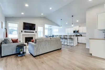 Image de Brand New Modern Comfort Semi-Secluded Suburb Nbhd