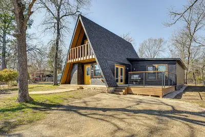 Image de Grills & Fire Pit: Cedar Creek Reservoir Cabin!