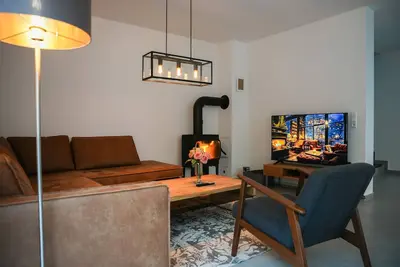 Image de GroĂźe Moderne Villa mit Whirlpool