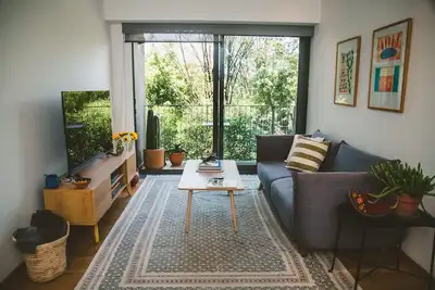 Image de Fully equipped kitchen, internet, comfy beds, business lounge, swim lane.
