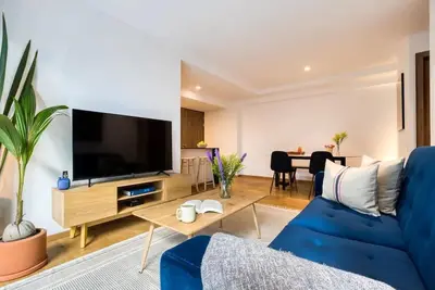 Image de Fully equipped kitchen, internet, comfy beds, business lounge, swim lane.