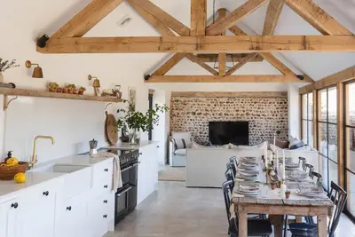 Image de Poplars Farm Barns, Brand new stunning thatched barn conversion