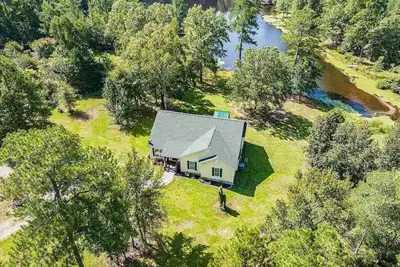 Image de Lakeside Villa Retreat 5-Bedroom Oasis with 6 TVs, 3-Acres of Waterfront, Fishin