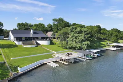 Image de River Oaks Luxury Lakeshore | Concierge Services Available