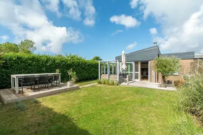 Image de Fris en Licht Ingerichte Bungalow op Loopafstand van de Duinen en het Strand