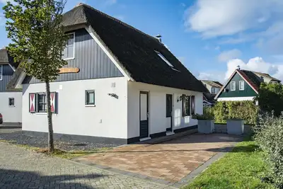 Image de Warm Ingerichte Vakantievilla met Luxe Badkamer Voor 6 Personen in Callantsoog