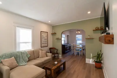 Image de Entire Home in Rocky River, Ohio. Close to westside bars and restaurants! \n\n