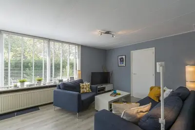Image de Modern Ingericht 4 Persoons Vakantiehuis met een Zeer Riante Tuin