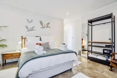 Image de Majestic hill-top 5-star awarded boutique Penthouse.