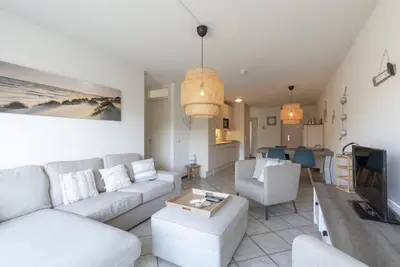 Image de Modern Ingericht Vakantieappartement met Groot Balkon, Direct Tegenover de Strandopgang van Callantsoog Gelegen